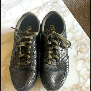 New Balance dark green color sneaker